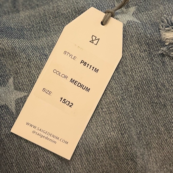 NWT Saige Medium Wash Star Print Cuffed Boyfriend Jeans - Picture 6 of 16